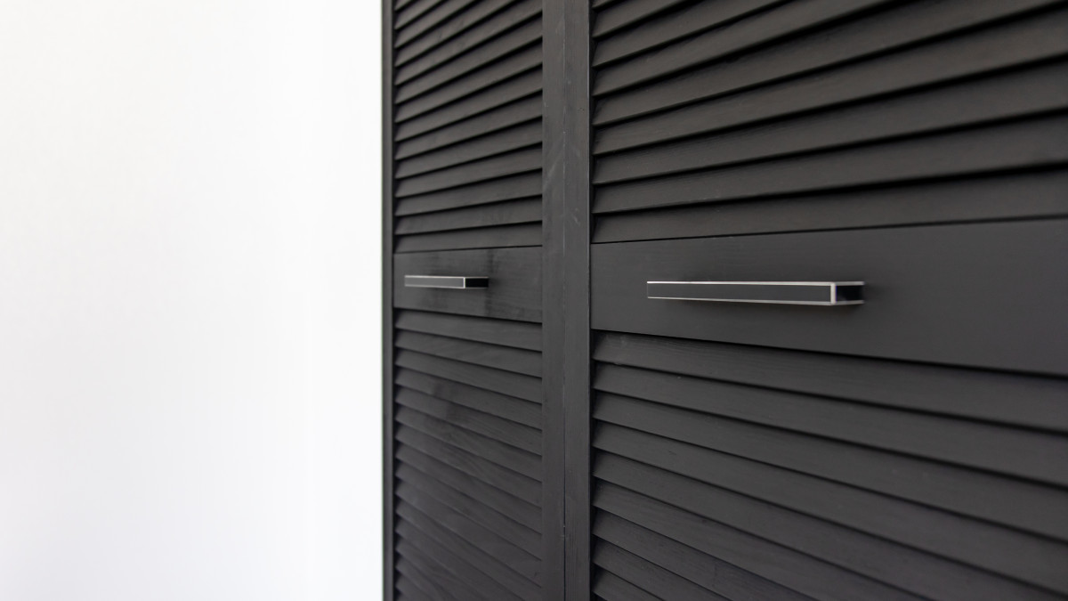 des portes de placard en bois de couleur noire en gros plan